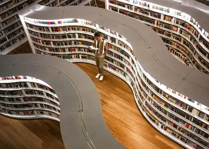 Fantasy boeken in een bibliotheek